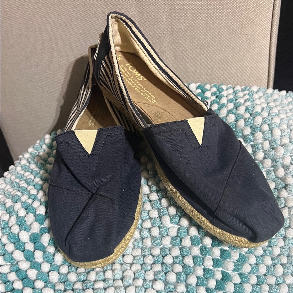 TOMS Women's Black and Cream Espadrilles